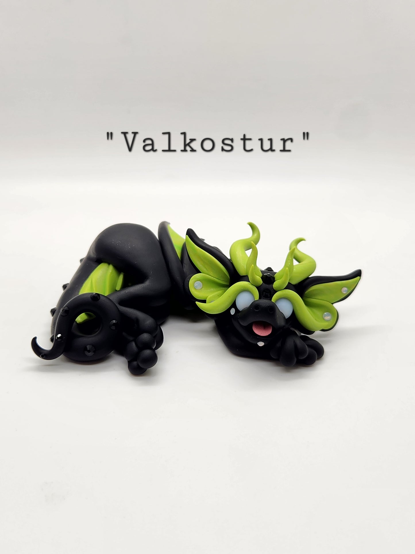 "Valkostur" black and green dragon sculpture