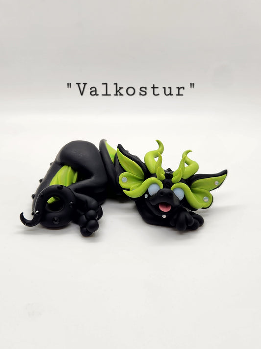 "Valkostur" black and green dragon sculpture