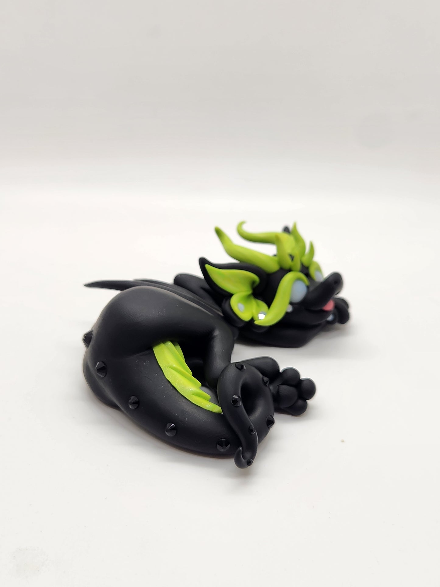 "Valkostur" black and green dragon sculpture
