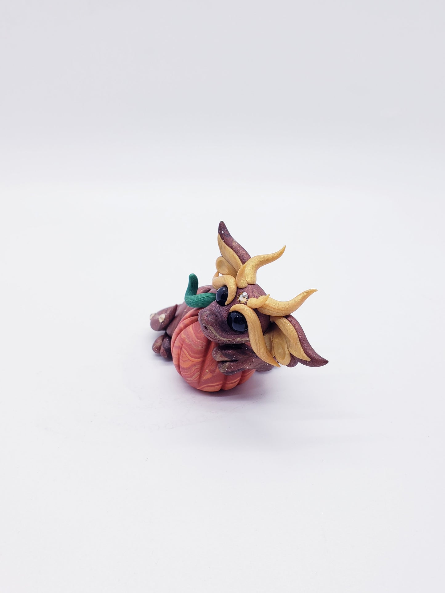 "Kädi" gold autumn pumpkin baby dragon sculpture